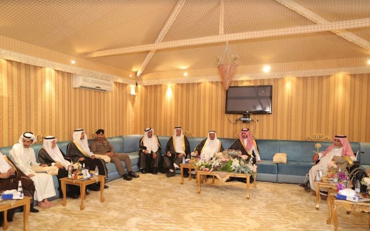صور.. الأمير بدر بن سلطان يزور عددًا من الأهالي في منازلهم