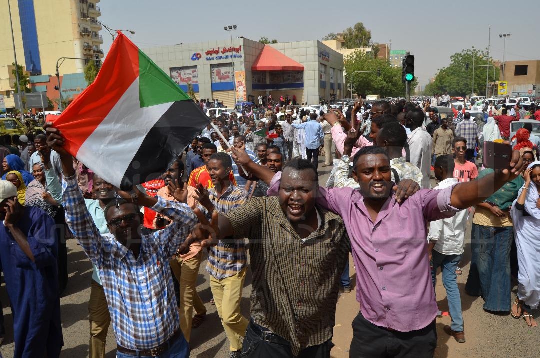 مظاهرات في السودان وسفير أمريكا : ندعم الانتقال المدني