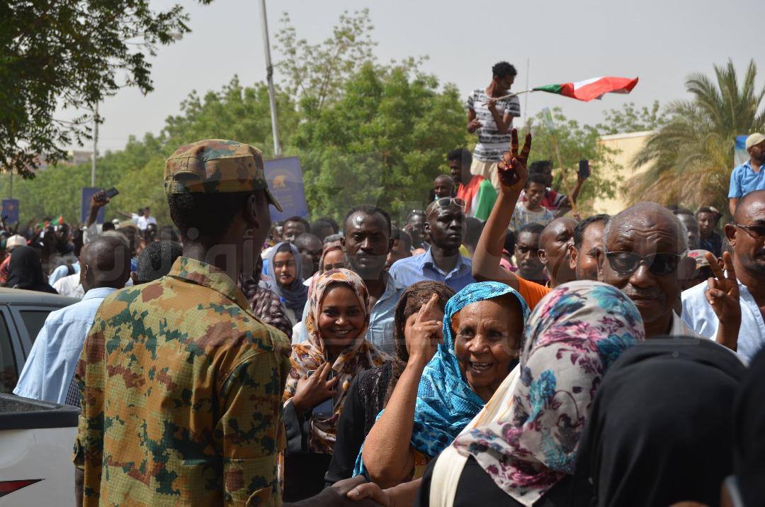 الجيش السوداني يطالب المعتصمين بالابتعاد عن أسوار القيادة العامة والالتزام بالتعليمات