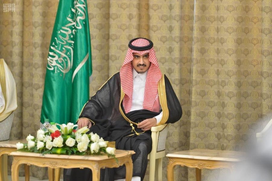 صور.. الأمير بدر بن سلطان يستمع لمطالب أهالي مكة