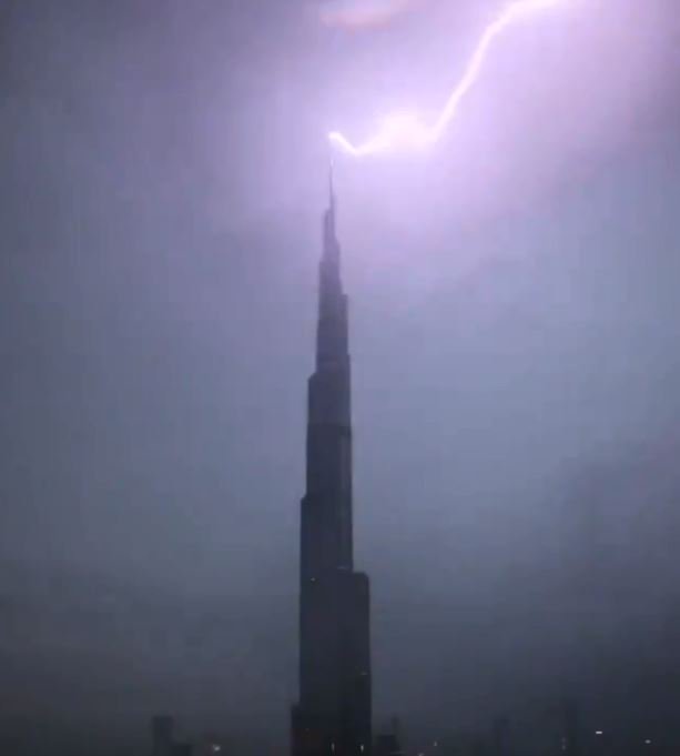 فیدیو مثير يظهر لحظة ملامسة البرق لقمة برج خلیفة بدبي
