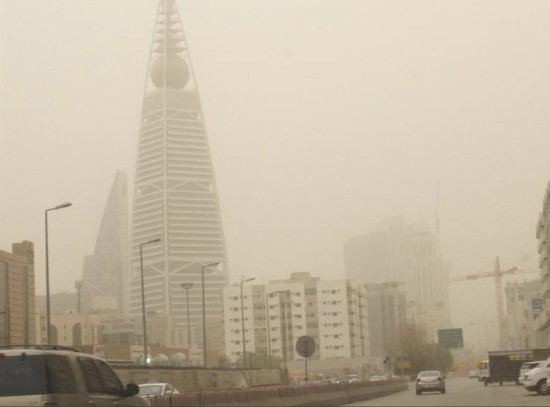 فيديو وصور.. موجة غبار تغطي أجواء الرياض