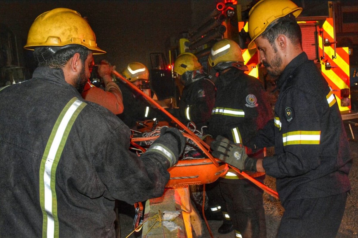 انتشال شخص سقط بحفرة عمقها 6م في جدة