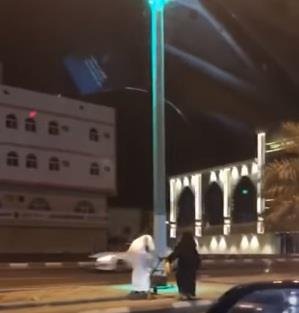 فيديو.. شاب يترجل من سیارته لمساعدة سیدة على عبور الطریق - المواطن