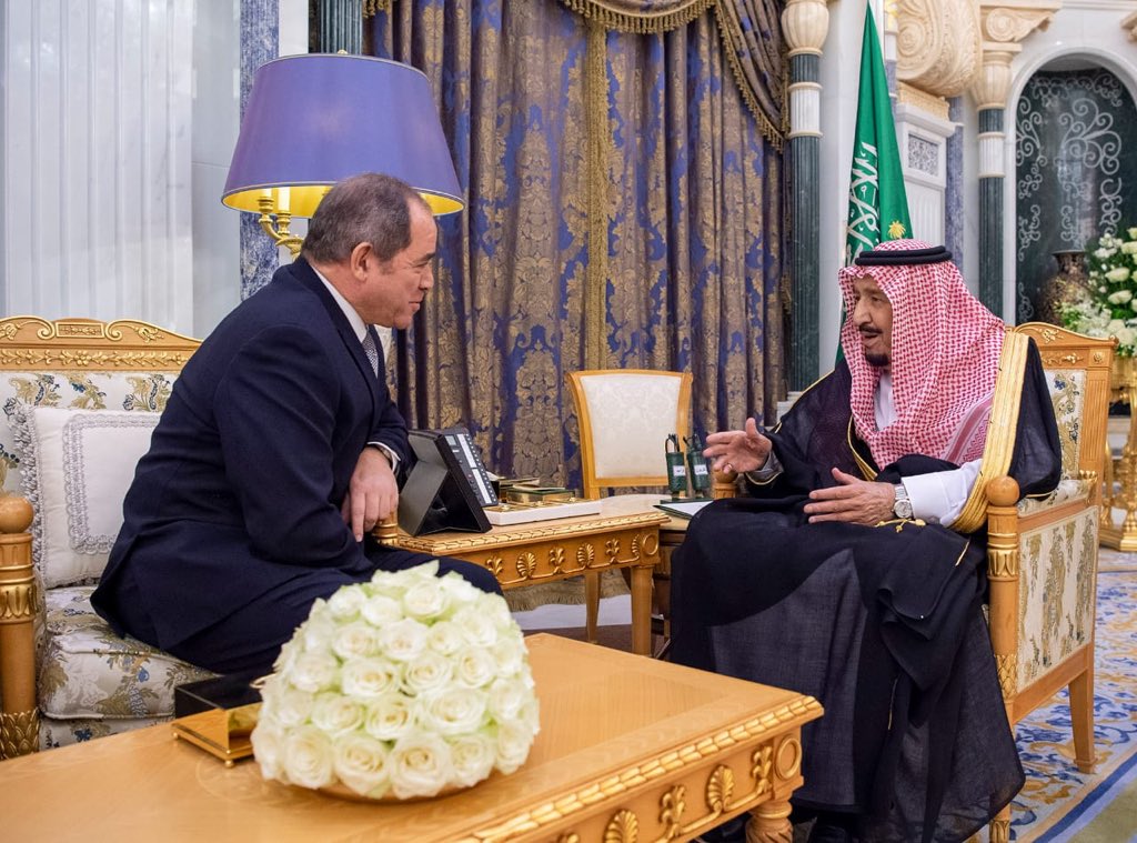 الملك سلمان يستعرض مستجدات الأحداث مع وزير الشؤون الخارجية الجزائري