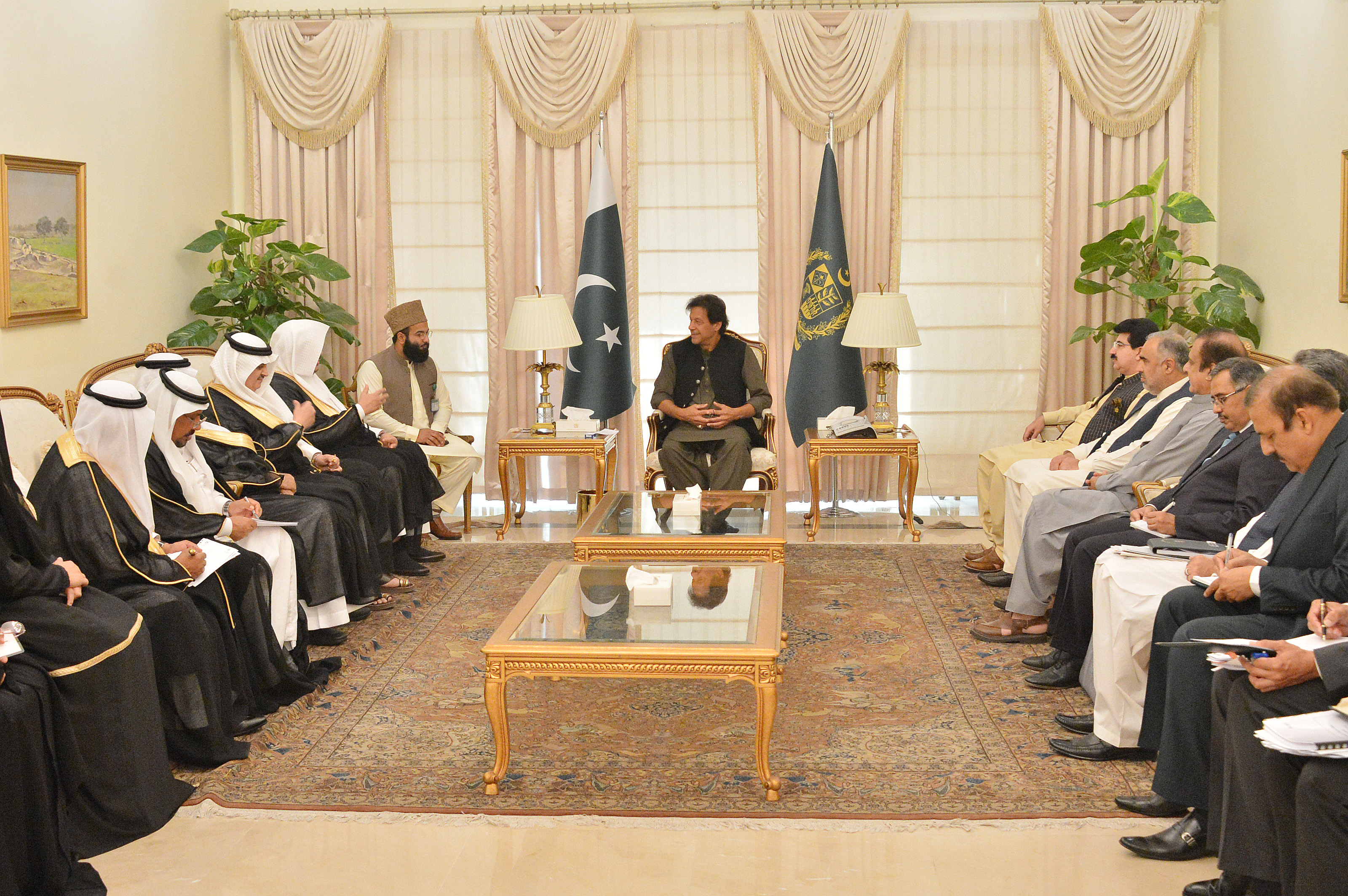 عمران خان يبحث مع آل الشيخ تعزيز العلاقات السعودية الباكستانية