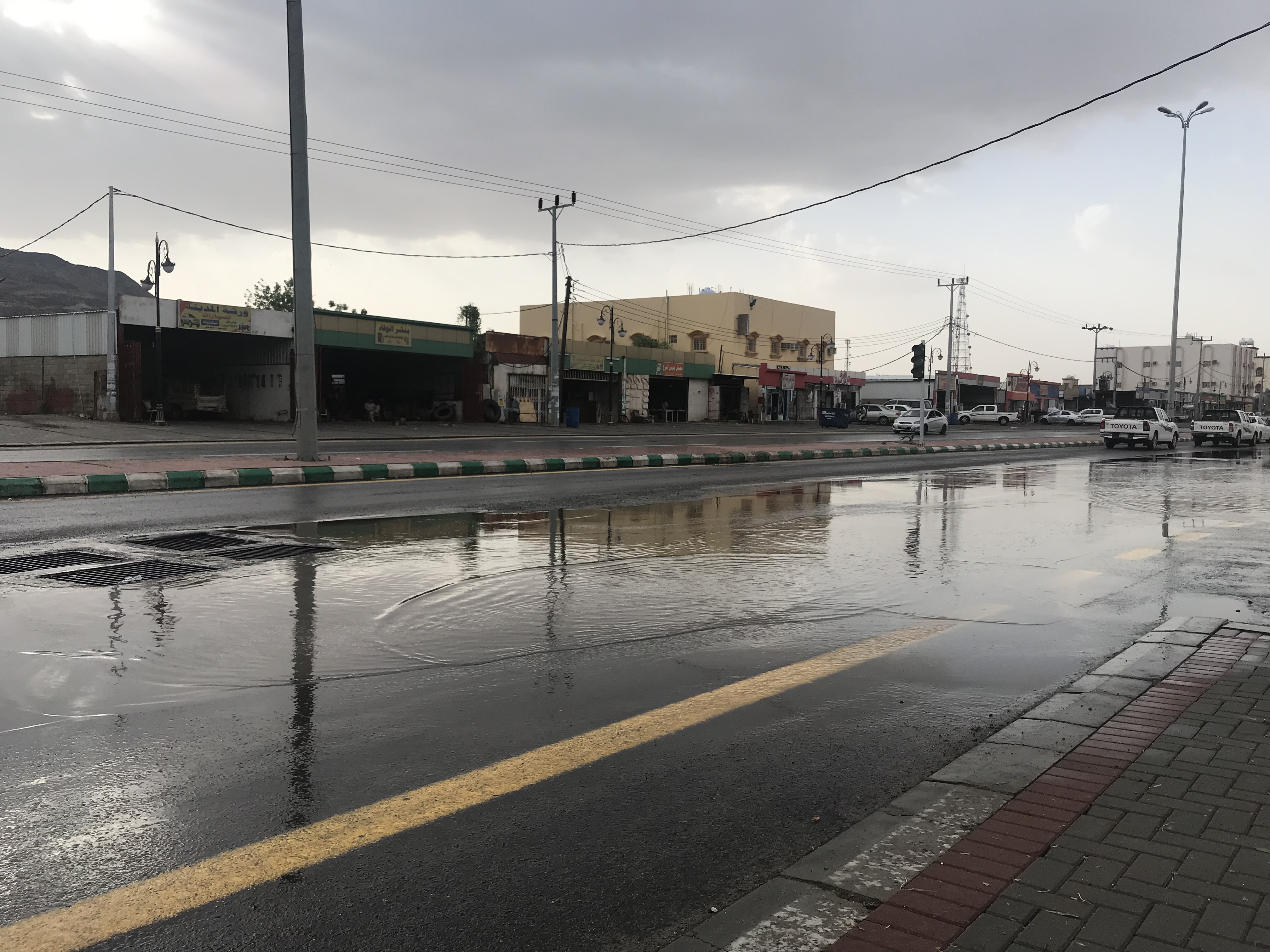 “المواطن” توثق بالصور.. أمطار وزخات البرد شمال محايل والمدني يحذر