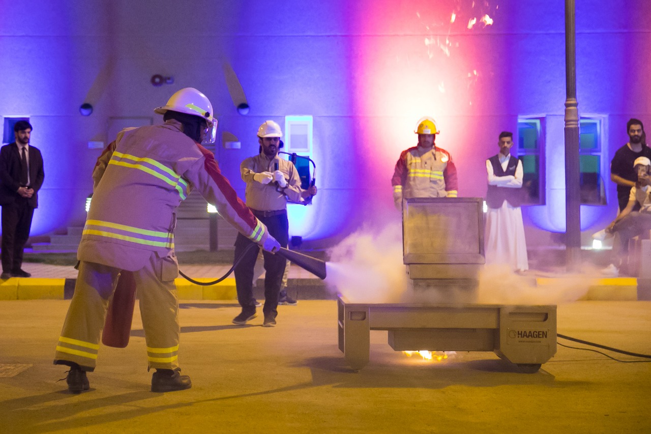 السعودية للكهرباء تقدم عروضا توعوية لاطفاء الحرائق لزوار مهرجان نور 