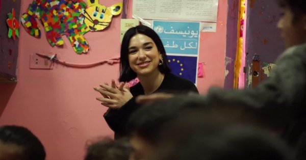 فيديو.. دوا ليبا Dua Lipa تدعم اللاجئين السوريين بـ الدبكة