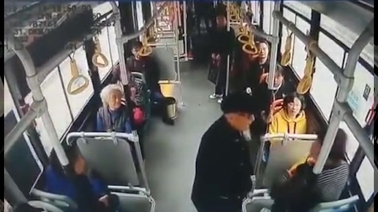 فيديو.. عجوز يعتدي على امرأة بالضرب في حافلة