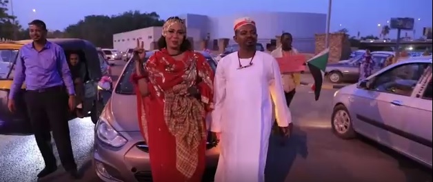 فيديو .. أول حالة زواج بين المتظاهرين في السودان
