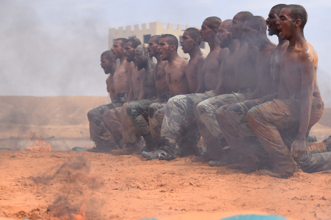 صور.. رجال الصاعقة يستعرضون مهاراتهم القتالية أمام قائد قوات الطوارئ الخاصة