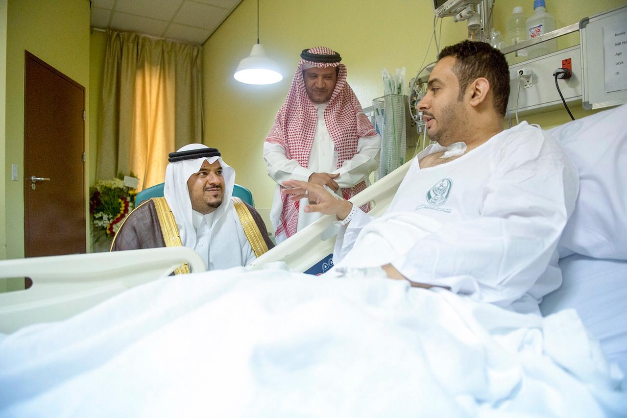 نائب أمير الرياض ينقل تحيات الملك سلمان وولي العهد لرجال الأمن مصابي الحادث الإرهابي