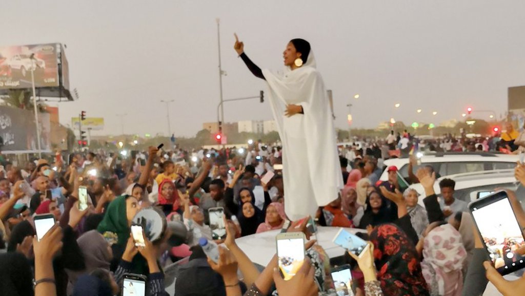 صور.. رد فعل آلاء صلاح أيقونة مظاهرات السودان بعد عزل البشير