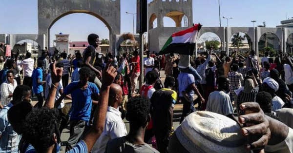السودان .. ليلة حاسمة جديدة أمام مقر الجيش رغم تصريحات البشير