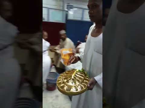 فيديو.. سودانيون في المملكة يوزعون الحلوى ابتهاجاً بعزل البشير