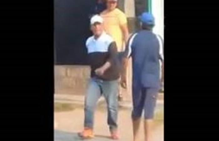 فيديو.. عجوز ينهي عراكًا مع آخر بالضربة القاضية