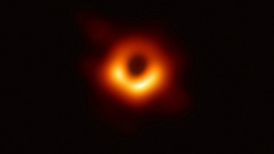 معلومات عليك معرفتها لفهم أول صورة لثقب أسود