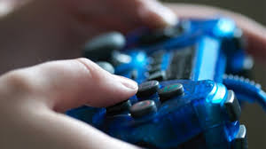 دراسة تحذر : البنات يتضررن من الألعاب الإلكترونية أكثر من الصبية