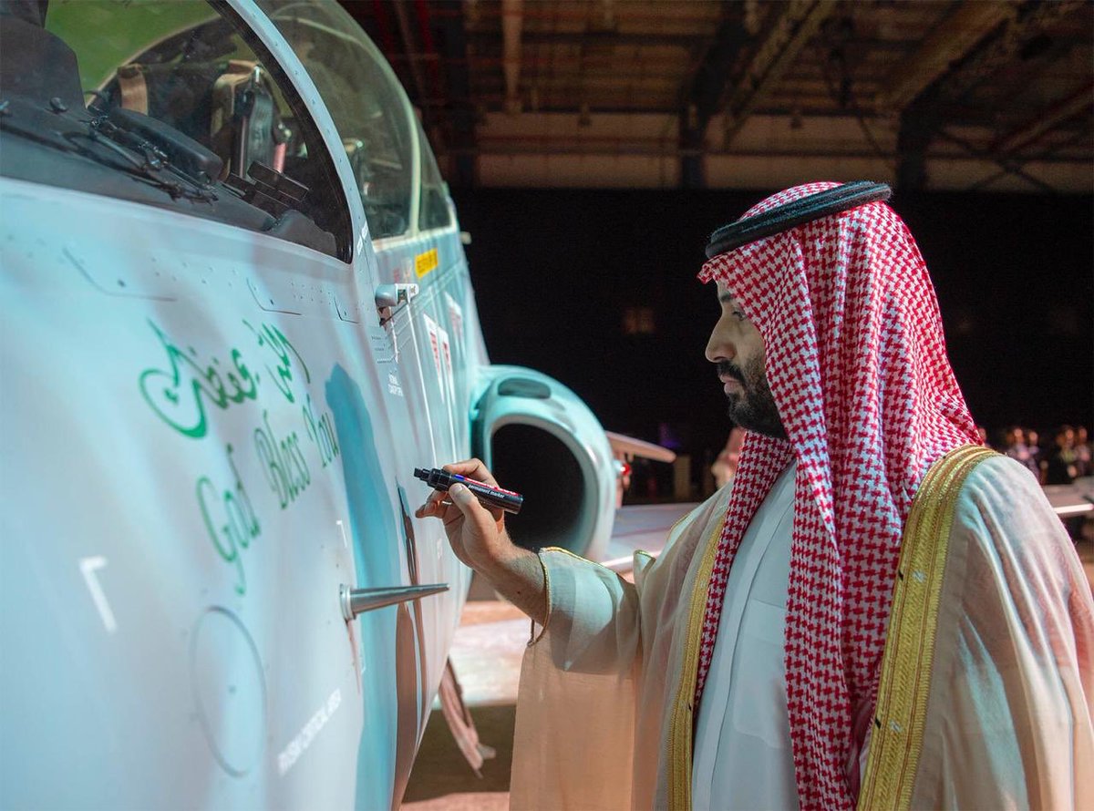 وقع على مقدمتها.. لقطات من تدشين الأمير محمد بن سلمان أول طائرة نفاثة مُجمعة في المملكة