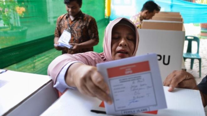 فيديو.. وفاة 272 موظفًا أثناء فرز أصوات الانتخابات الإندونيسية