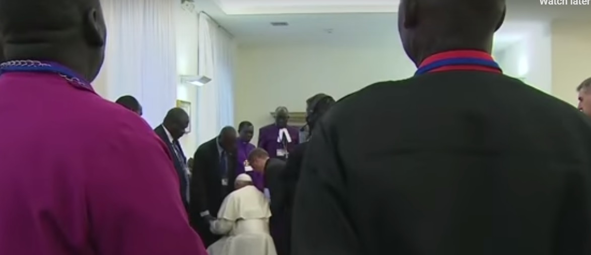 فيديو.. البابا يقبل حذاء رئيس جنوب السودان بعد ساعات من عزل البشير