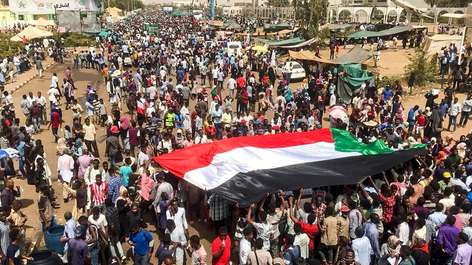الآلاف يحتفلون في السودان بعد تدخل الجيش ضد البشير : سقطت.. انتصرنا