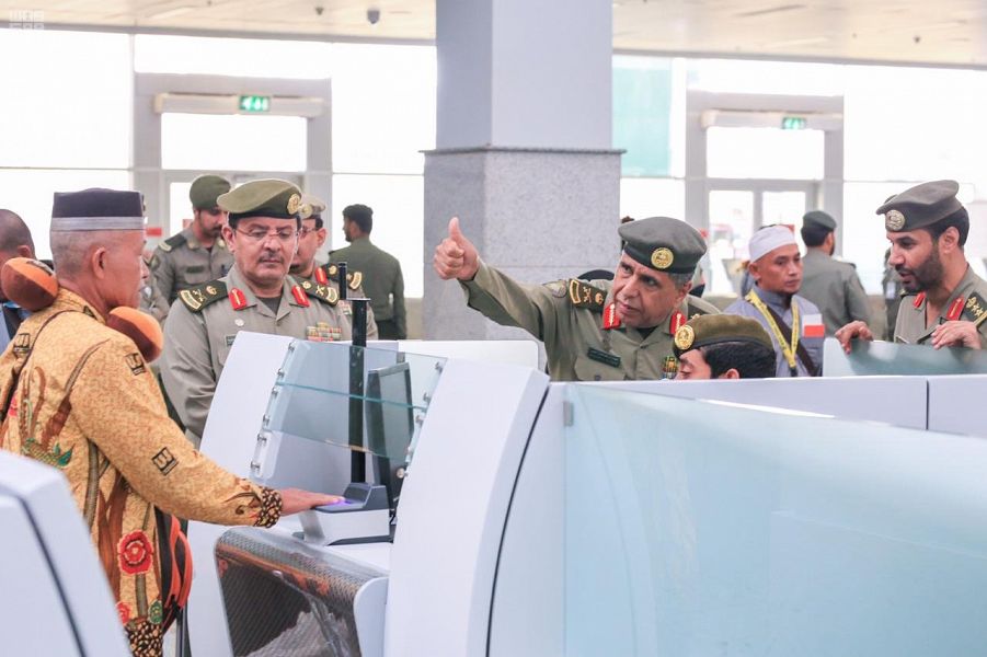اللواء اليحيى يتفقد عمل جوازات مطار الملك عبدالعزيز الدولي