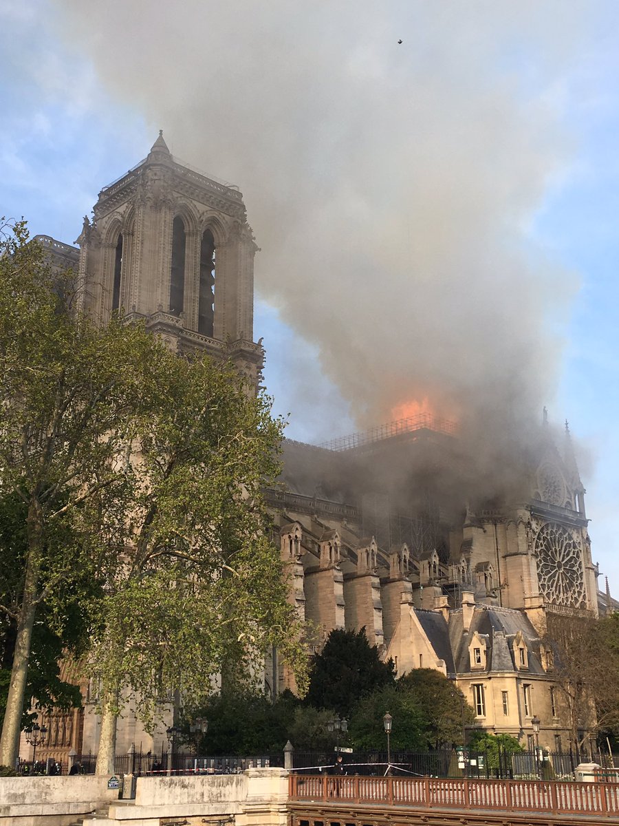 لقطات من حريق كاتدرائية نوتردام في باريس