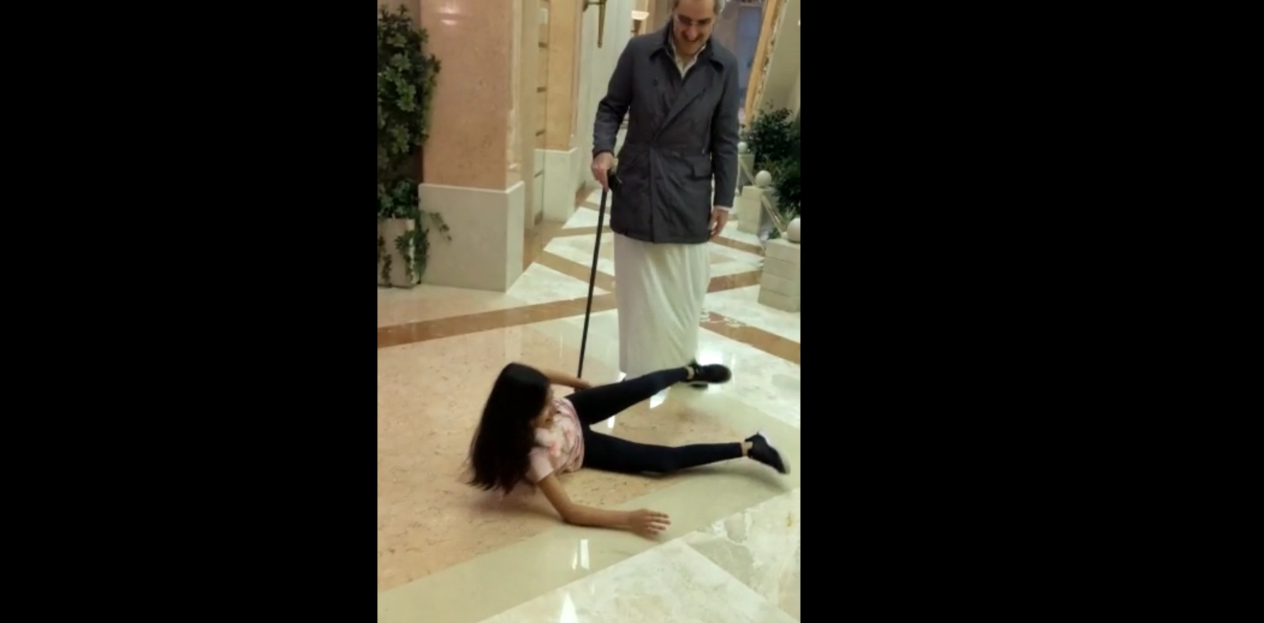 فيديو.. الوليد بن طلال يمزح بعفوية مع حفيدته ويسحبها على الأرض