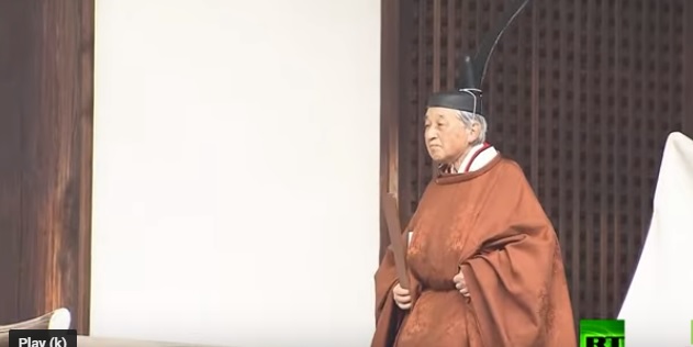 فيديو لأول مرة .. لحظة تنازل إمبراطور اليابان عن عرشه