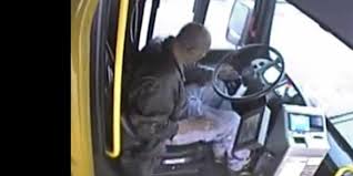 فيديو.. رد فعل عنيف لسائق حافلة اعتدى عليه عجوز بالضرب