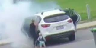 فيديو.. مشهد مؤثر لأم تنقذ طفليها قبل ثوانٍ من انفجار سيارة