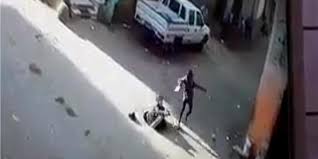 فيديو.. لحظة سقوط فتاة داخل بلاعة وسط الطريق
