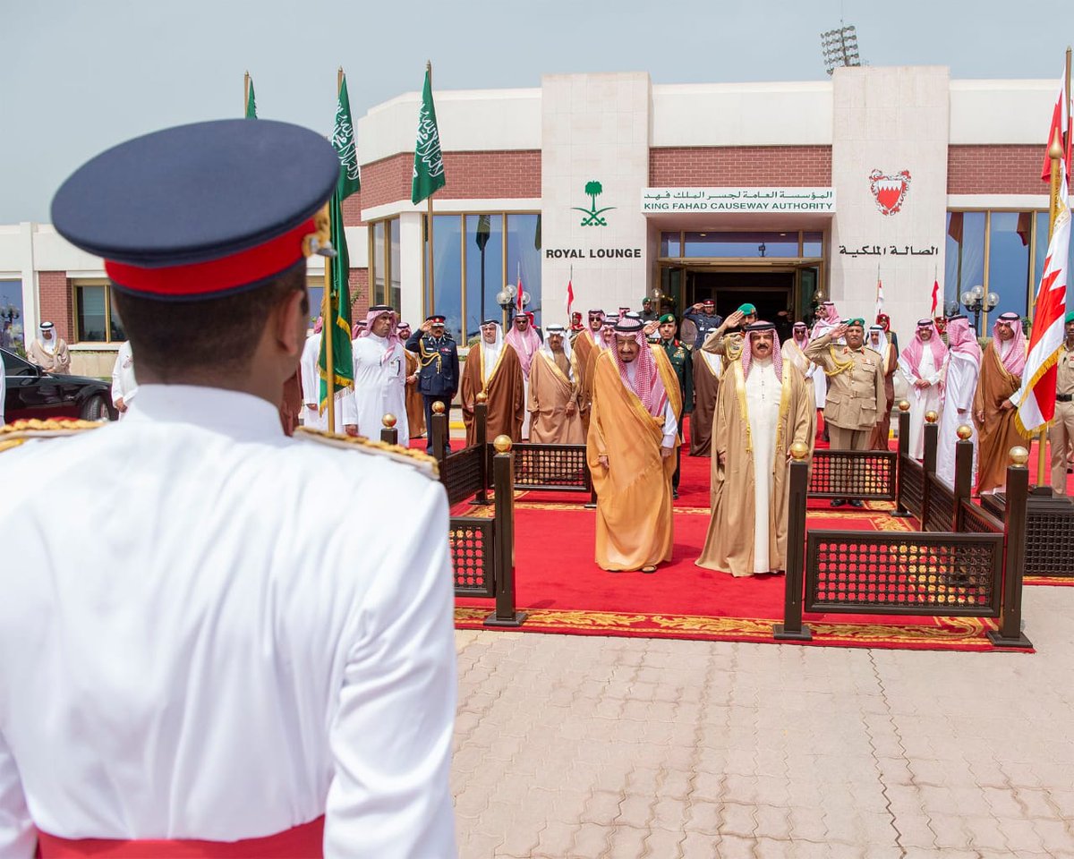 شاهد .. مراسم استقبال الملك سلمان في البحرين