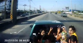 فيديو.. حادث لمجموعة من النساء على طريق سريع