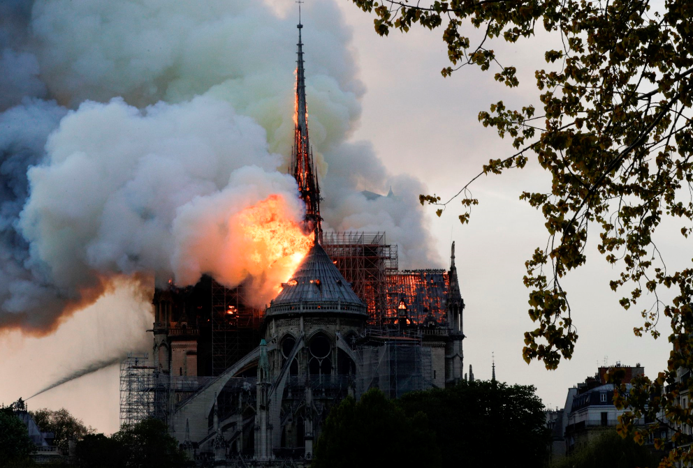 فيديو.. لحظة انهيار برج كاتدرائية نوتردام التاريخي في باريس بسبب الحريق
