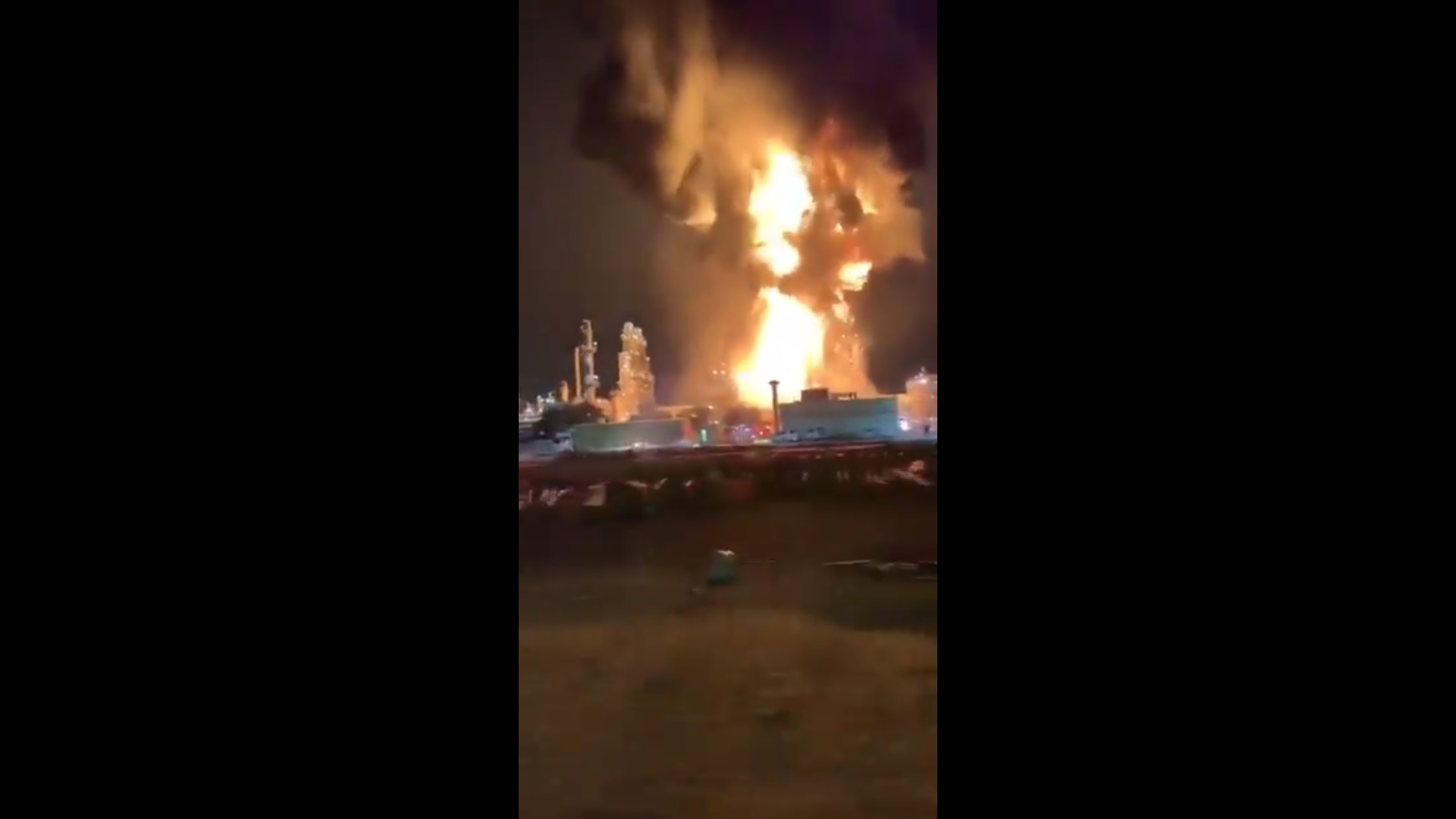 حريق في مصفاة ميناء عبد الله بالكويت.. والبترول: الحادث تحت السيطرة