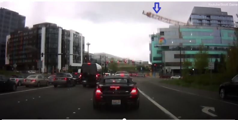 لحظة سقوط رافعة جوجل وسحق سيارات بسبب إعصار سياتل