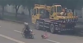 فيديو.. صبي ينجو من الموت بعد تعرضه لحادث مروع!