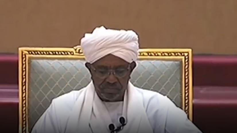 أمر واحد ينقذ البشير من المحاكمة الدولية.. هكذا رأى العالم الإطاحة بالرئيس السوداني