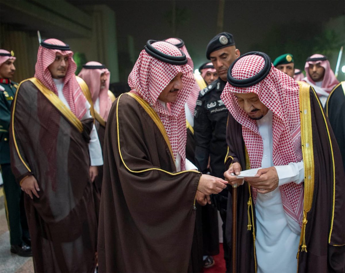 الملك سلمان يستقبل الأمراء وجموعًا من المواطنين في قصر الخليج بالدمام