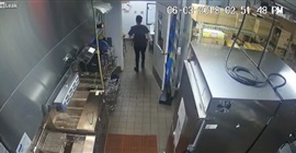 فيديو.. مدير مطعم يخنق موظفة حاملًا في شجار بينهما!