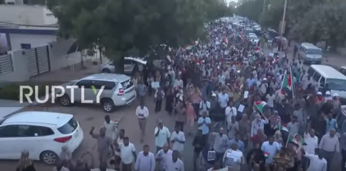 فيديو.. آلاف السودانيين يحتشدون أمام قيادة الجيش