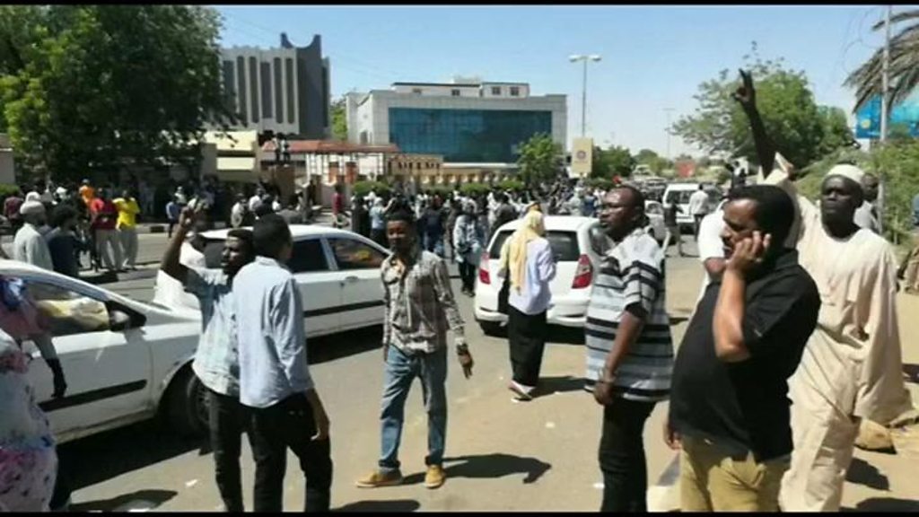 6 قتلى في احتجاجات السودان والبشير يجتمع مع قادة الجيش