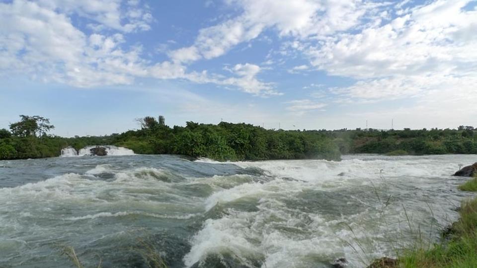 نهر يخرج عن مجراه الطبيعي في السودان ويقترب من الفيضان