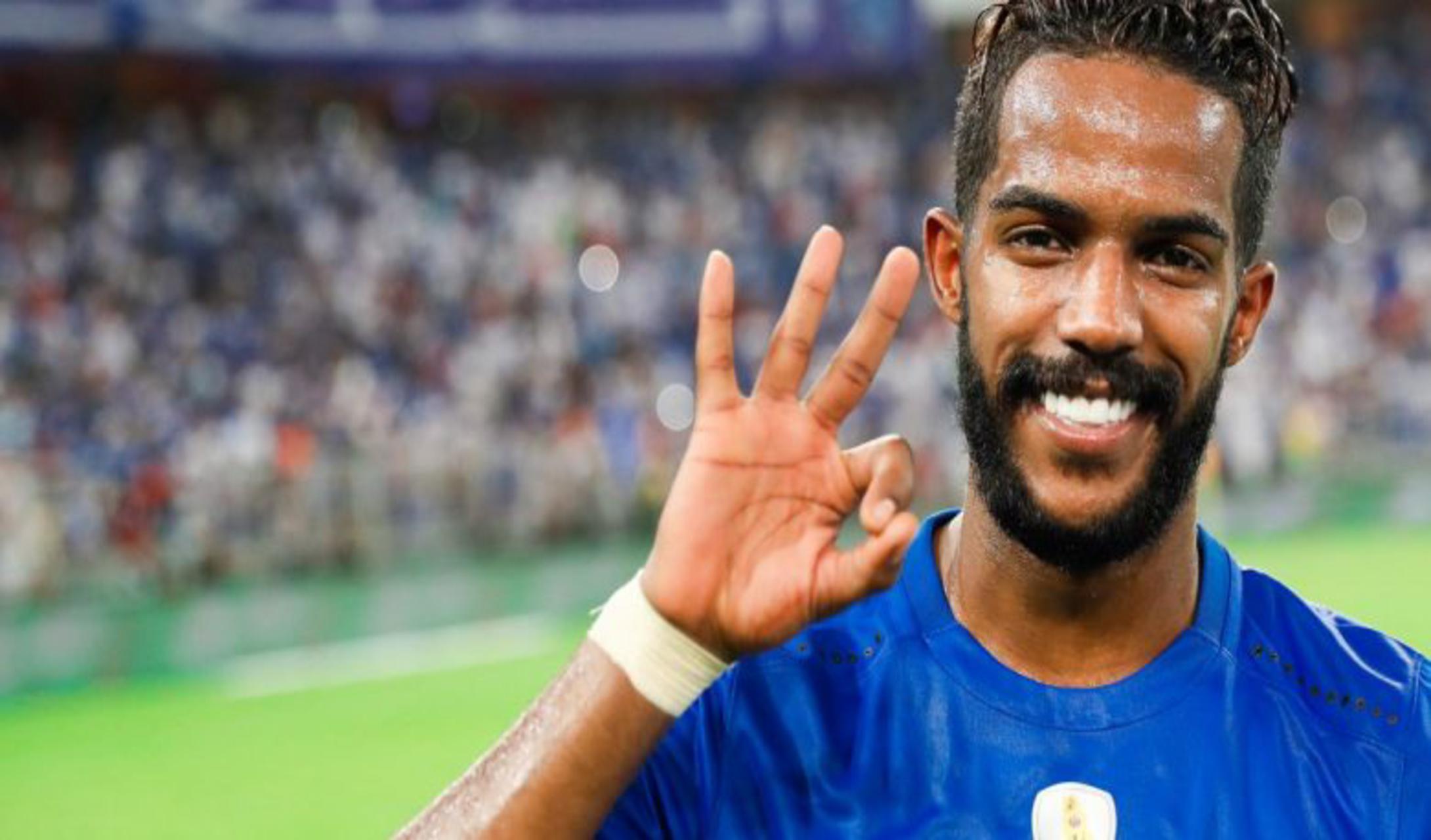 جماهير الهلال تفتح النار على نواف العابد