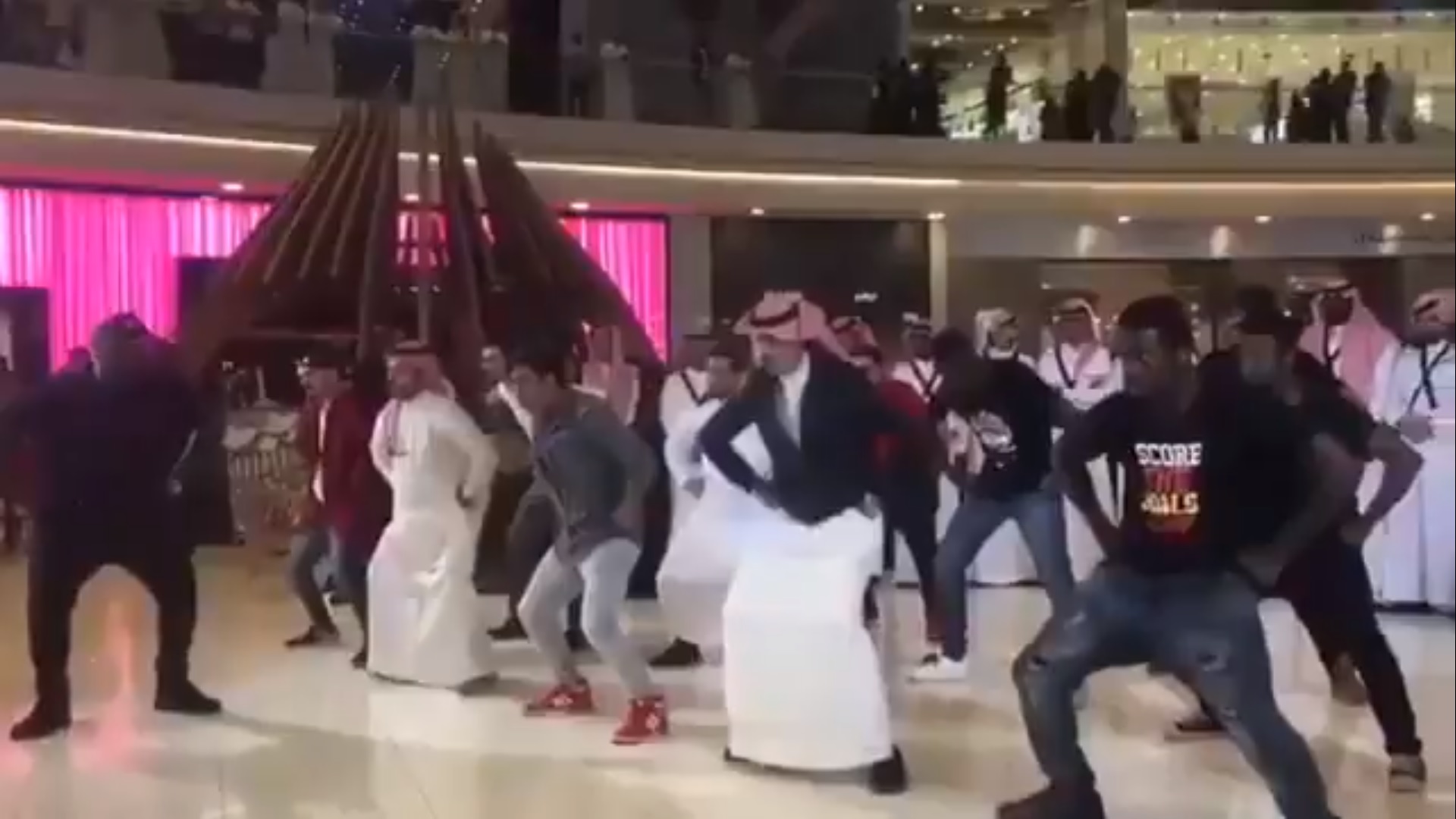 فيديو.. شباب يؤدون رقصة هاكا النيوزيلندية داخل مول في الرياض