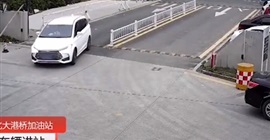 فيديو.. امرأة شجاعة تهرب من سيارة مختطفيها بمحطة وقود