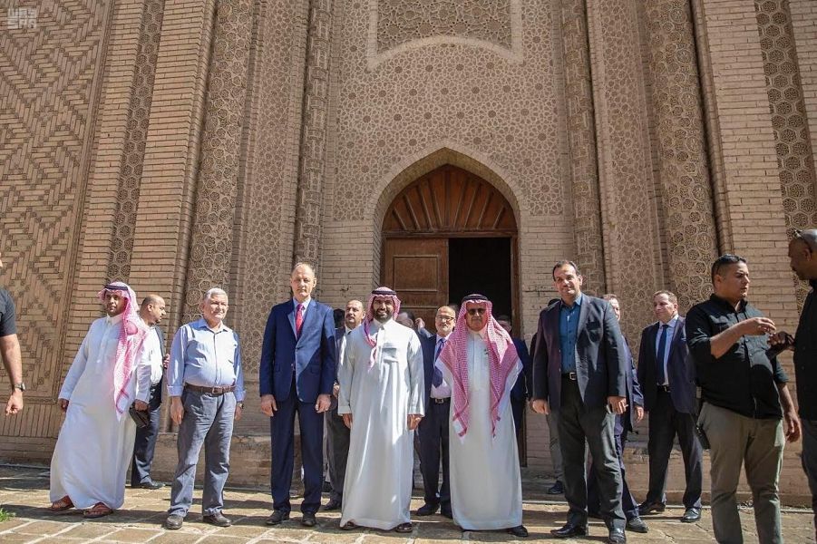 لقطات لـ بدر الفرحان وسط معالم بغداد التاريخية: منارة للتراث والإرث الثقافي
